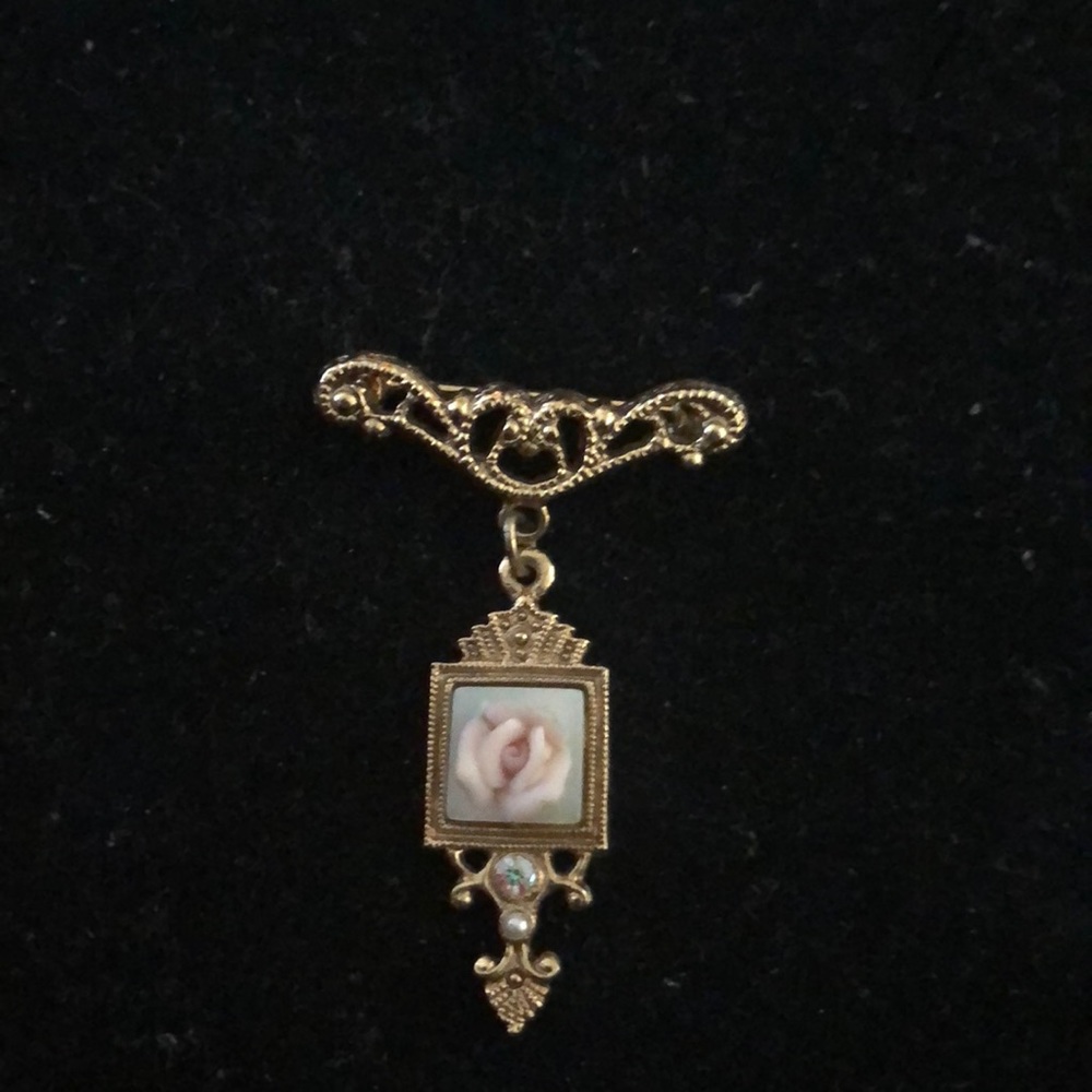 Lovely Vintage Look 1928  Brooch w porcelain
